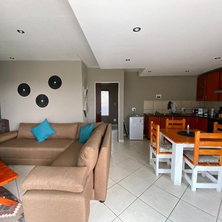 Glenvista Home With A View Йоханесбург Екстериор снимка